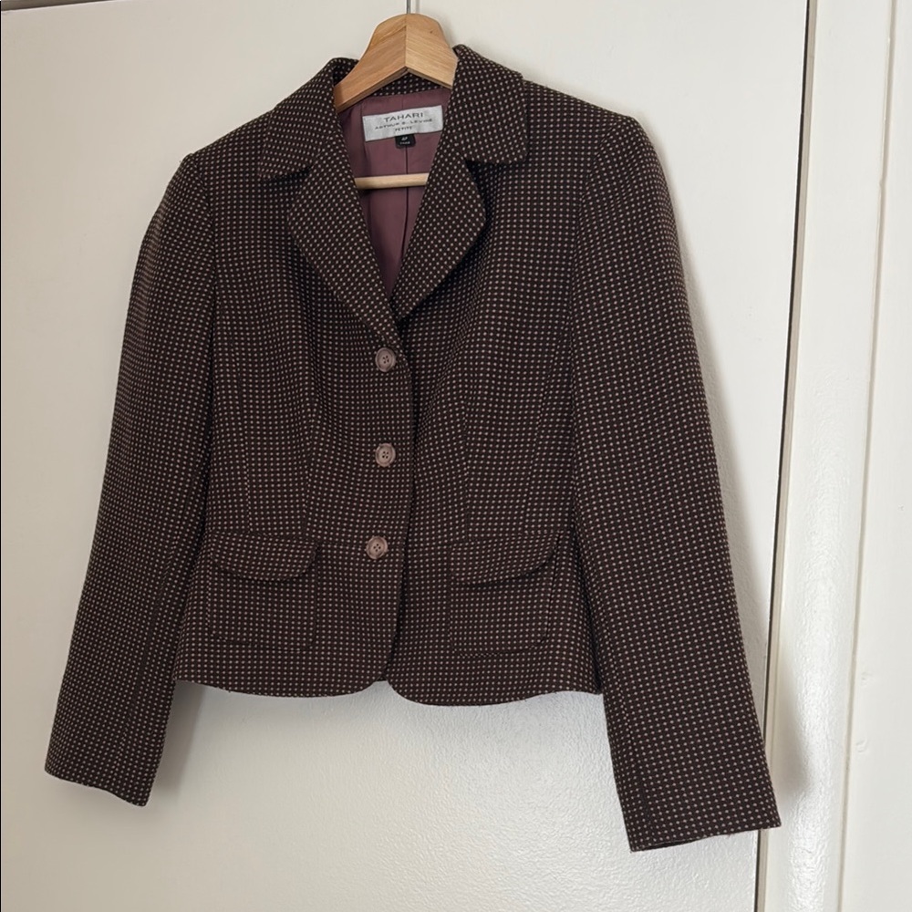 Tahari Brown Blazer with Structured Shoulders and Tailored Fit